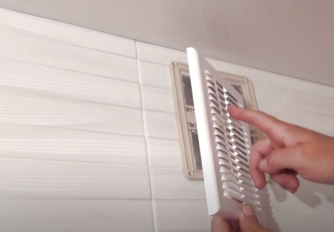 Снимка: Монтаж на декоративна рамка с отвори за щори, обърнати надолу