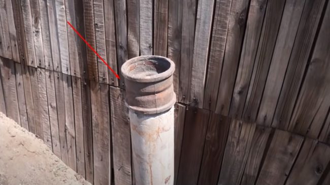 Снимка на изхода на изпускателната тръба от земята