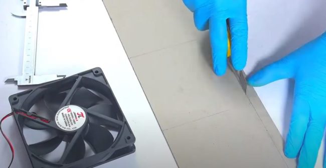 Снимка: Изрязване на 4 картонени квадрата за основните стени на кутията