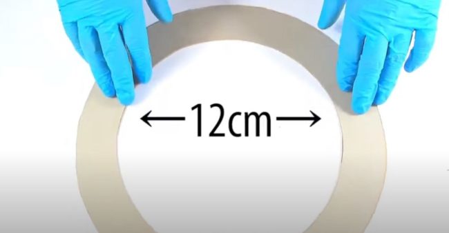 Снимка: Изрязан картонен пръстен с вътрешен диаметър 12 см