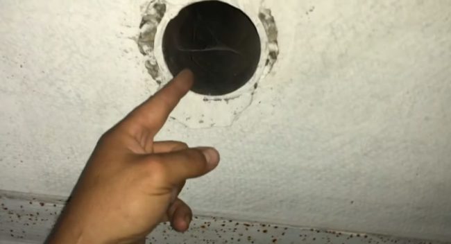 Снимка на вентилационен отвор на тавана на мазето