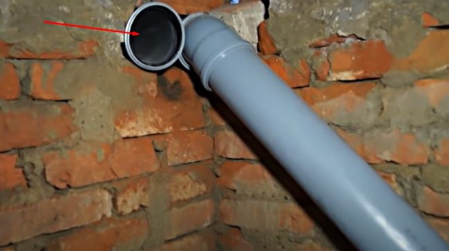 Снимка на изпускателен канал под тавана на мазето