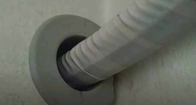 Снимка: Комунални услуги, прекарани през отвор в ъглова стена към улицата