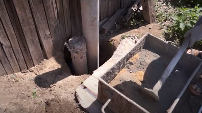 Снимка: Запълване на яма с вентилационни щрангове със смес от пясък и цимент