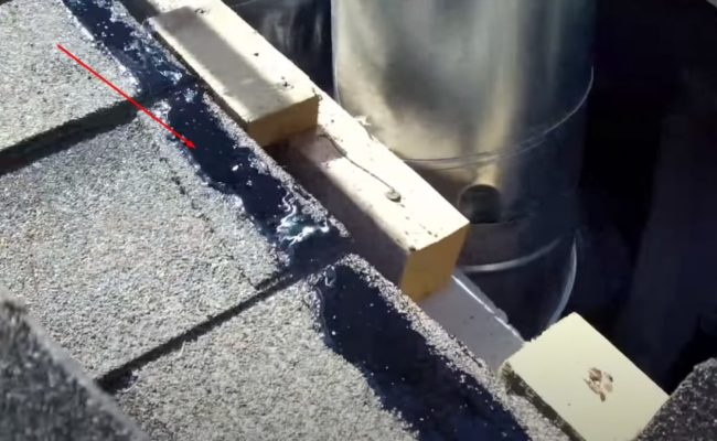 Снимка: Битумен уплътнител по ръба на изреза на керемидата