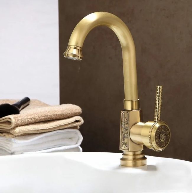 Снимка на бронзов кран