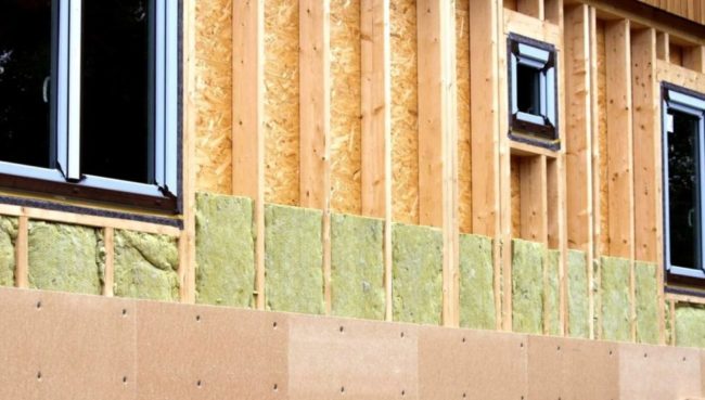 Снимка: Дървена обшивка на рамкова къща за изолация с базалтови плочи