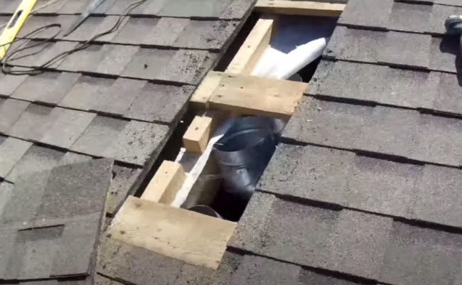 Снимка на завършен отвор в покрива, откъдето ще излизат тръбите