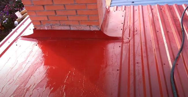 Снимка: Тестване на покрива с проникване чрез поливане с маркуч