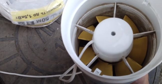 Снимка на вентилатор за отвеждане на въздуха в канала