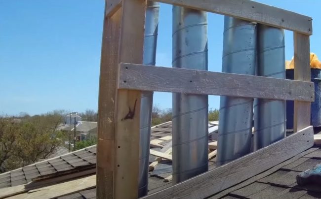 Снимка на рамката на кутията на проходния модул с вентилационни тръби, излизащи от тавана