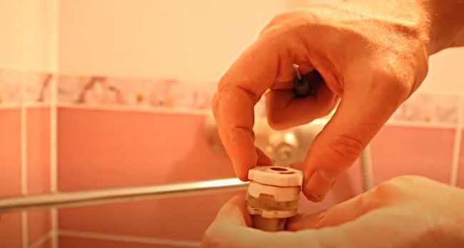 Снимка на керамични плочи на механизма на патрона