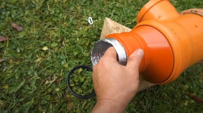 снимка - Ръбът на гофрираната тръба, изведен през отвора на адаптера