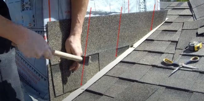 Снимка: Закрепване на първия и втория ред керемиди с отрязани ръбове отдолу по равнината на покрива