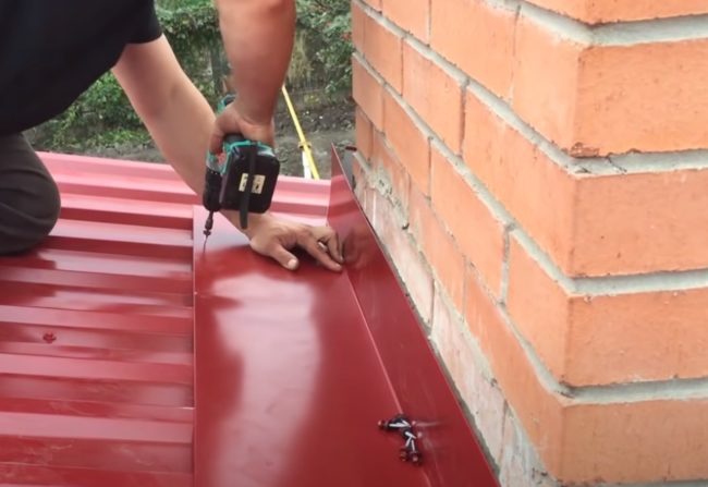 Снимка: Закрепване на опорната лента към тръбата от страната на гредата на билото