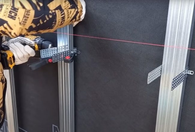 Снимка: Закрепване на профила към окачвачите с винтове