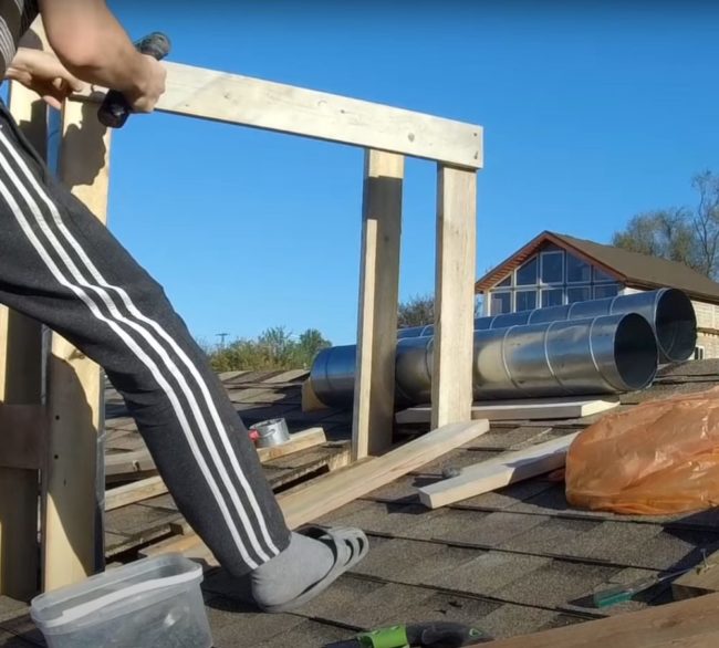 Снимка: Закрепване на горните напречни греди към стълбовете на кутията