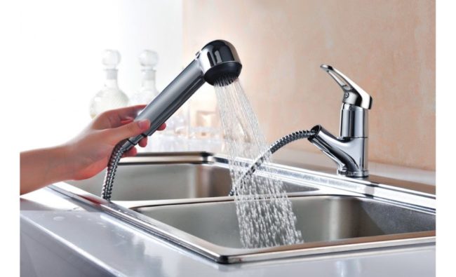 Снимка на смесител за кухненска мивка с издърпващ се маркуч