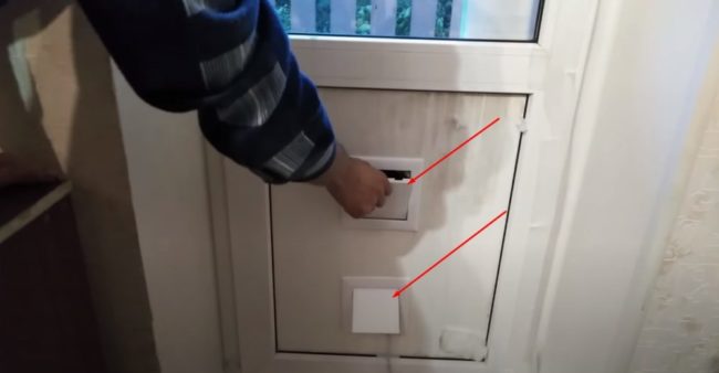 Снимка на люкове с амортисьори на балконска врата