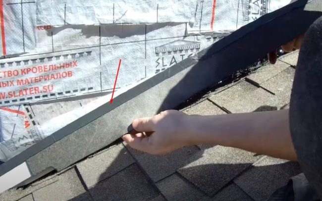 Снимка на битумна лента, залепена към завоя на опорната лента