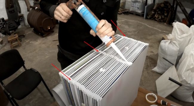 Снимка: Нанасяне на лепило върху зоните, където джъмперите преминават между плочите