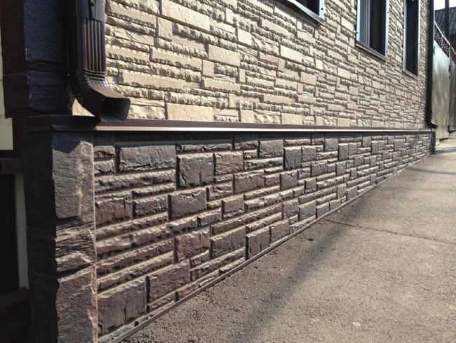 Снимка на окачена фасада до нивото на облицовката на високия цокъл