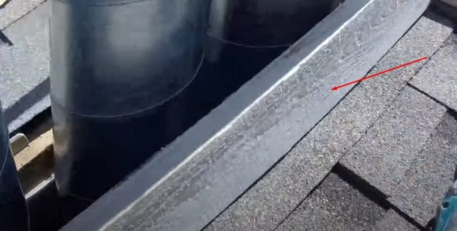 Снимка на долния щурц на кутията над нивелиращата лента върху плочките