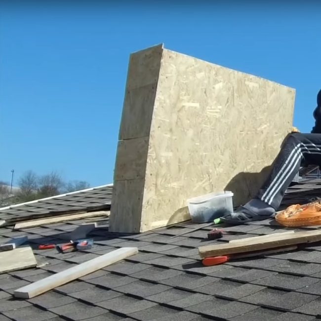 Снимка: Обшивка на 3-те страни на рамката на кутията с OSB листове