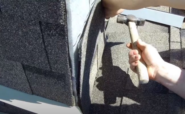 Снимка на керемиди, покриващи плоскостта на кутията от страната на билото на покрива