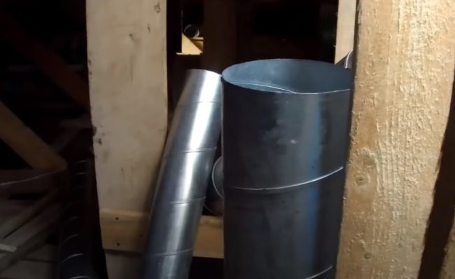 Снимка на основата на кутията около вентилационните тръби от страната на тавана