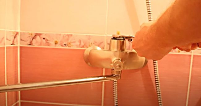 Снимка: Развиване на гайката, която държи патрона на място