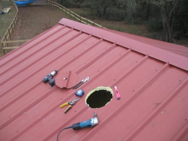 Снимка на отвор в покрива за вентилация