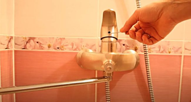 Снимка на отвора в лоста, където е скрит винтът, държащ дръжката