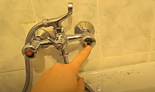 Снимка на отвора под щепсела, където е завинтен винтът на скобата на дръжката