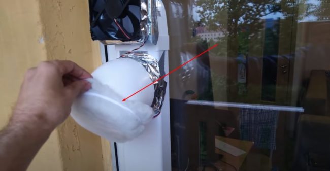 Снимка на вентилатор с филтърна тъкан за отвеждане на въздуха към улицата и подаване на въздух