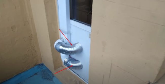 Снимка на тръбите на всмукателния и захранващия вентилатор, свързани с люковете на вратите