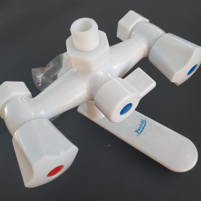 Снимка на пластмасов смесител