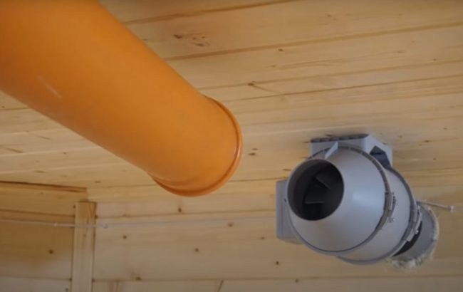 Снимка: Свързване на изпускателната тръба към вентилатора за изпускане