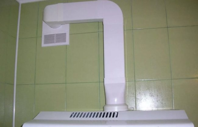 Снимка на кухненски абсорбатор с канал, свързан към вентилационната система