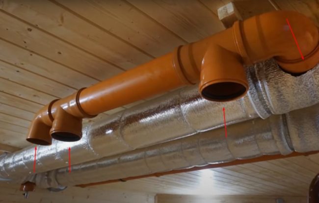 Снимка на канал, свързан с изпускателния тройник над бъдещия басейн