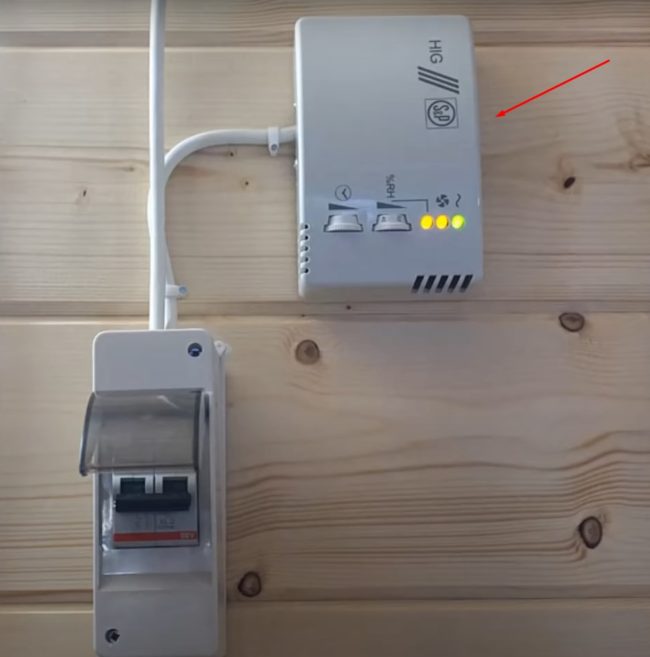 Снимка на сензор за влажност, свързан към вентилационна система