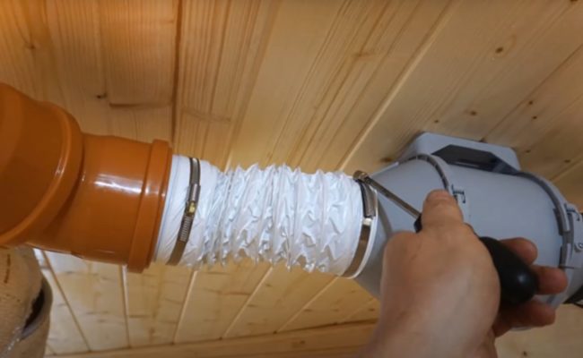 снимка Свързване на втулката на рекуператора към вентилатора за отработени газове