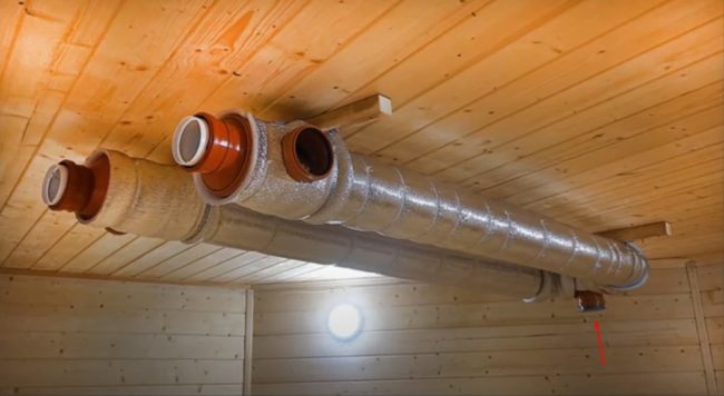 Снимка на монтиран на тавана рекуператор на топлина с щепсел на тройника