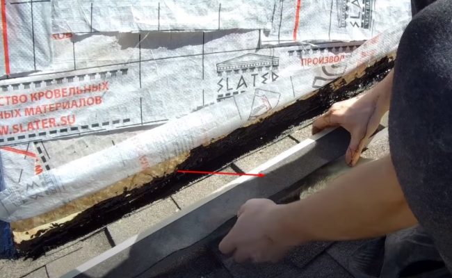 Снимка: Лента от гъвкави керемиди, поставена в жлеб от задната страна на обшивката