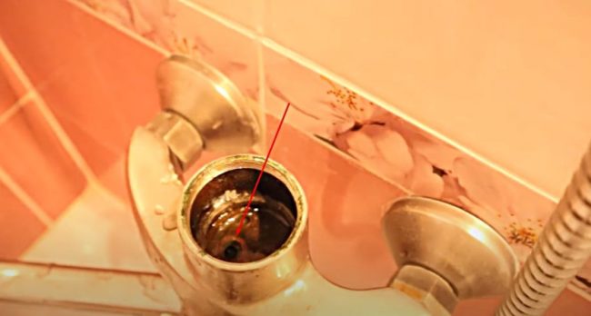 Снимка на седалката на патрона с отвори за подаване на вода