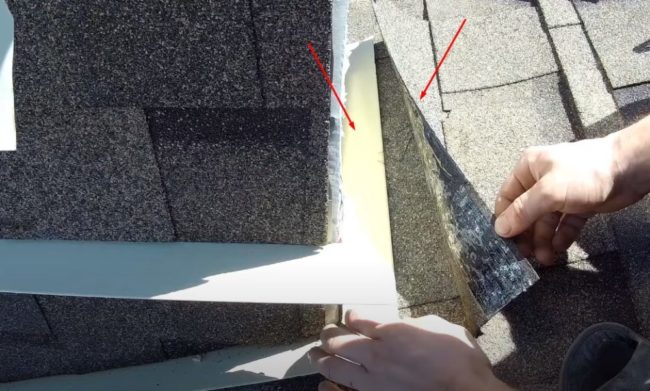 Снимка: Залепване на лента от гъвкави керемиди към контралентата от страната на билото на покрива