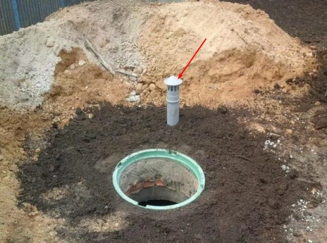 Снимка: Пример за изпускателна тръба, излизаща през тавана от септична яма, разположена далеч от тоалетната