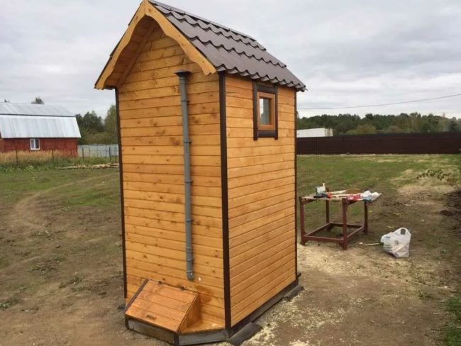 Снимка: Пример за изпускателен канал през задната стена на кабинка изпод повдигната тоалетна седалка