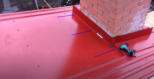 Снимка на плосък покривен лист, граничещ с обшивка на плота