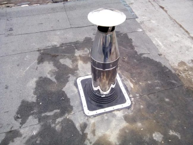 Снимка на проходен модул с тръба на бетонен покрив